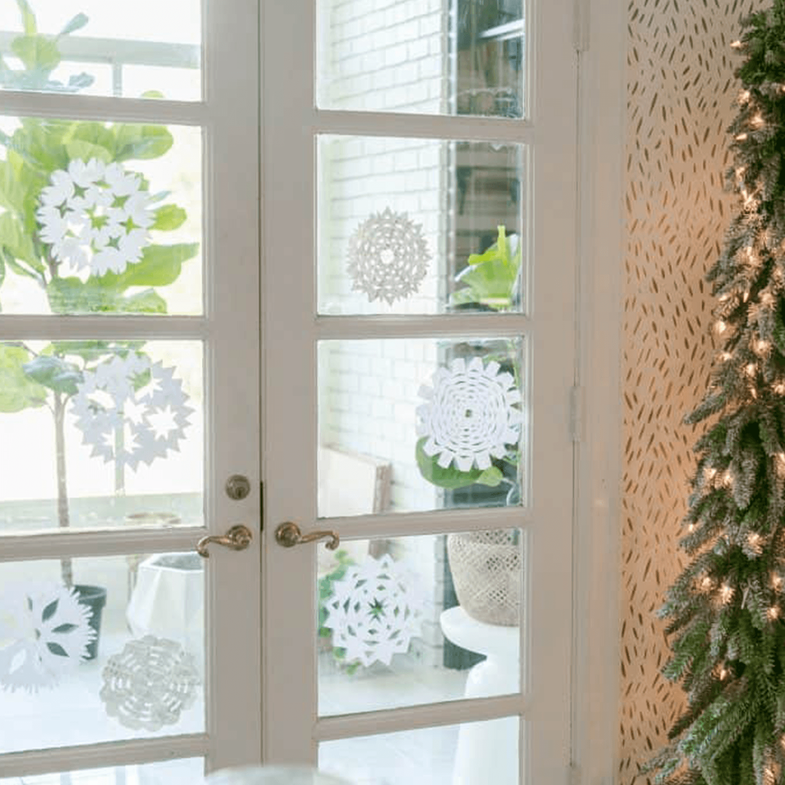 Our Favorite Christmas Decorations Ideas from Table to Tree