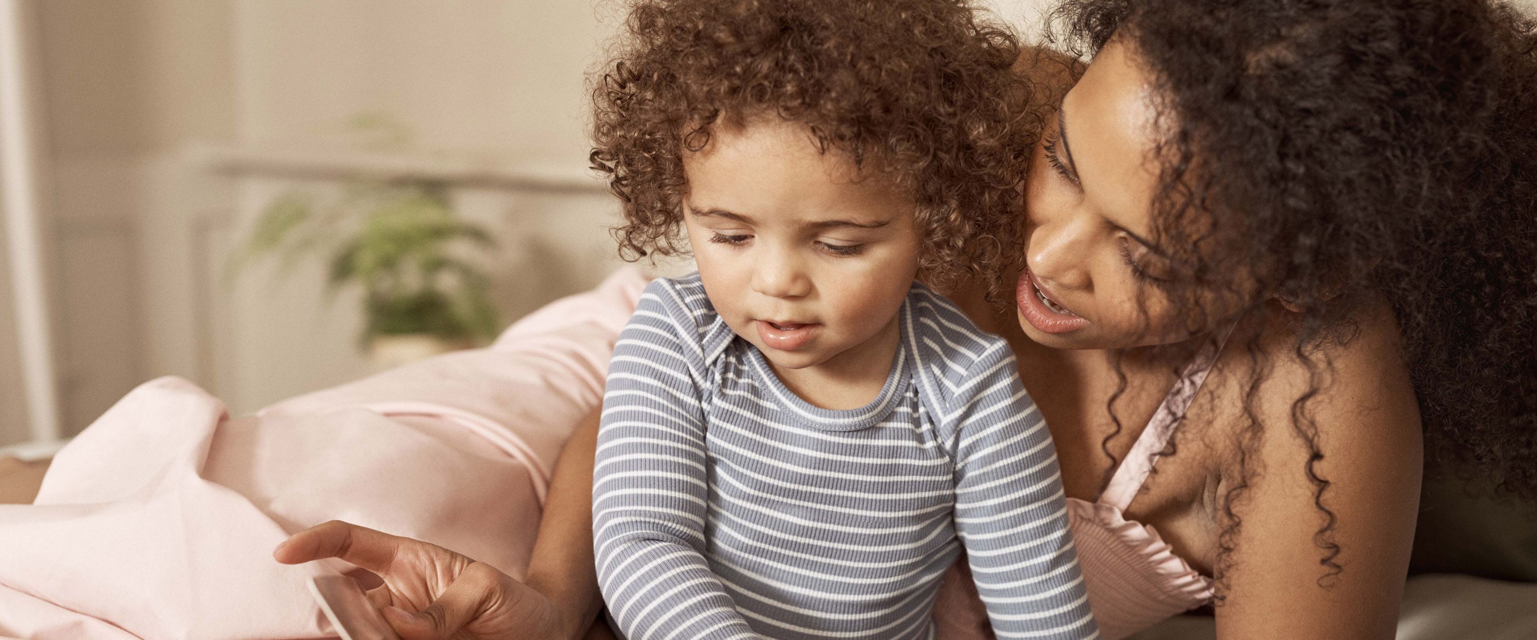 mom and child reading