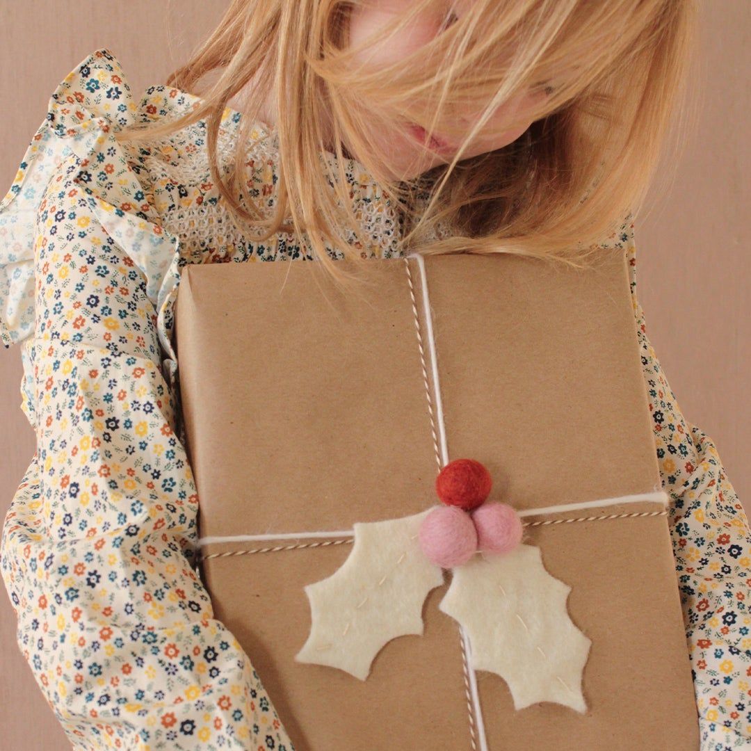 DIY Holly Leaf Gift Topper