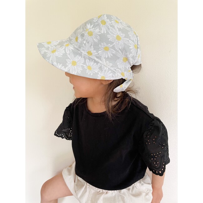 Sun Bonnet, Daisy Grey