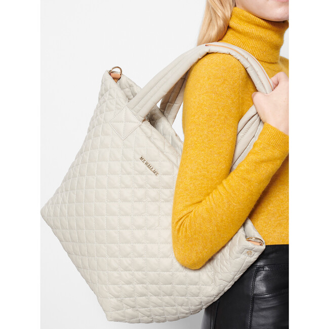 Medium Metro Tote Deluxe, Atmosphere