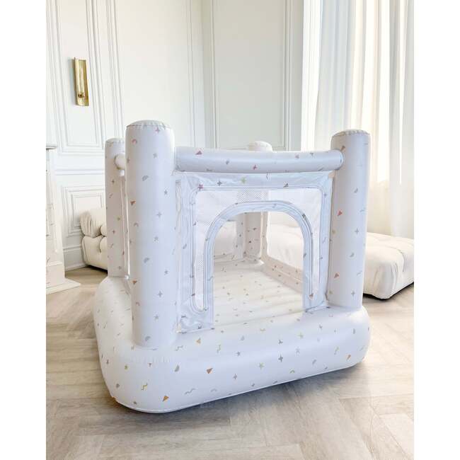 Magic Bounce House, Confetti