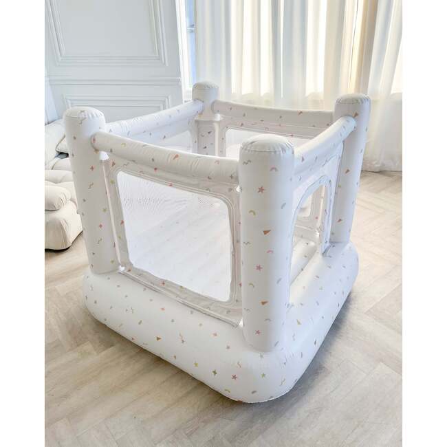 Magic Bounce House, Confetti