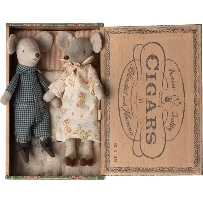 Grandma & Grandpa Mice in Cigarbox