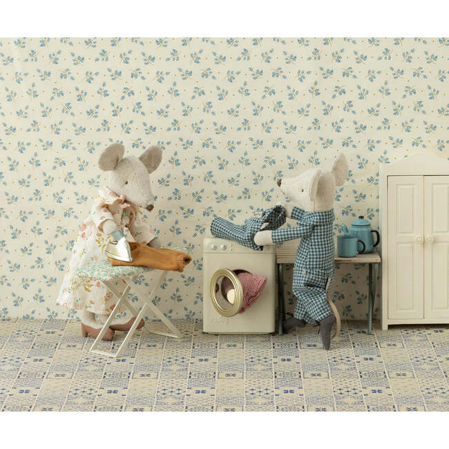 Grandma & Grandpa Mice in Cigarbox