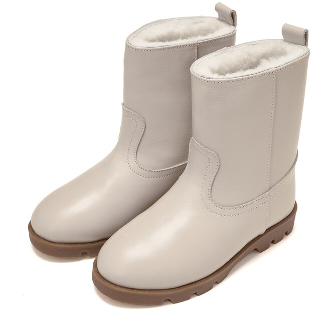 Carine Boots, Milk