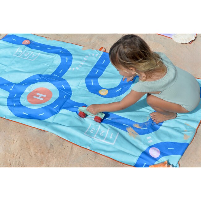 Quut Play Towel On The Road