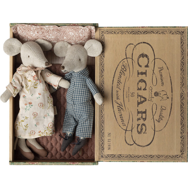 Grandma and grandpa mice in cigarbox