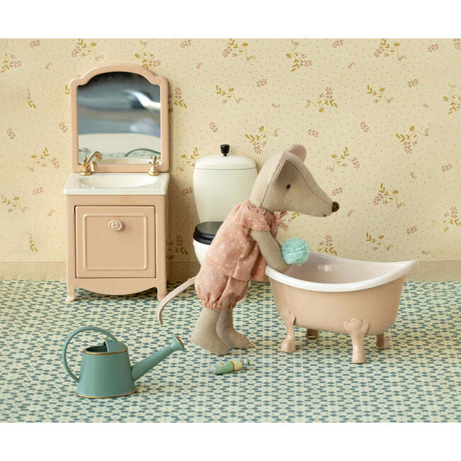 Big sister mouse in matchbox