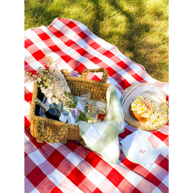 Giardino Reversible Scalloped Tablecloth in Red/Pink