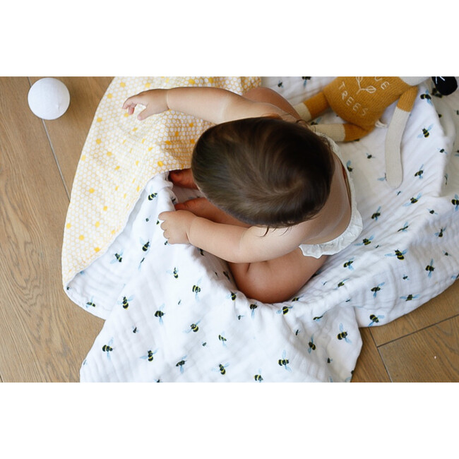 Organic Muslin Four-Layer Reversible Snug Blanket, Bee - Blankets - 3